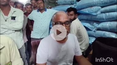 धार: धामनोद: किसानों को रासायनिक खाद न मिलने पर विक्रेता संतोष पटेल ने कहा - मशीन पर चढ़ने के बाद ही मिलेगा खाद