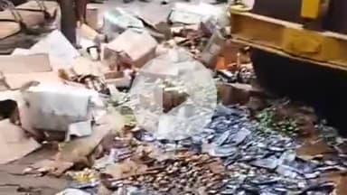 झांसी: आबकारी कार्यालय पर आबकारी विभाग ने पुरानी शराब की 283 पेटी और 153 बोतलों पर चलाया बुलडोजर