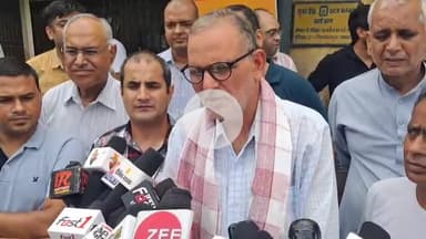 भिवानी में केद्रीय ट्रेड यूनियनों के आह्वान पर आयोजित हड़ताल में  बैंक कर्मचारियों की सभा में प्रैस वार्ता करते हुए का०