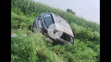 अमरोहा: डिडौली में हाईवे पर सड़क किनारे खड़ी बाइक में टक्कर मारने के बाद कार खाई में गिरी