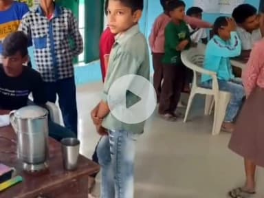 इचाक: नेत्र जांच शिविर में छात्राओं समेत 128 लोगों की आंखों की जांच की गई