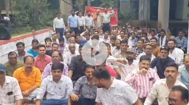 झांसी: अधिशासी अभियंता कार्यालय में विद्युत कर्मचारियों ने निजीकरण के खिलाफ की राष्ट्रव्यापी हड़ताल