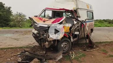 अंबड: अंबड जालना रोडवर लालवाडी पाटीच्या पुढे १०२ रुग्णवाहिका, कार आणि  ट्रॅक्टर यांच्यात भीषण अपघात