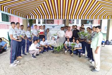 ओरमांझी: रांची नगर निगम द्वारा संत जेवियर कॉलेज में एनसीसी छात्रों के बीच फलदार वृक्षों का वितरण