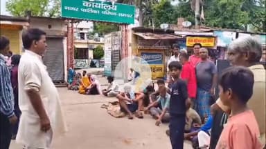 मोठ: समथर के काशीराम कॉलोनी में बिजली पानी न आने से कॉलोनी के लोग बैठे धरने पर #jansamasya