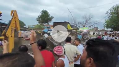 बीना: गांधी चौराहे पर बीना न्यायालय के आदेश से हटाया गया अतिक्रमण, भारी पुलिस बल मौजूद