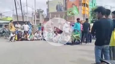 उदवंत नगर: जीरो माइल के समीप वोटर वेरिफिकेशन को लेकर महागठबंधन के कार्यकर्ताओं ने बीच सड़क पर बैठकर विरोध प्रदर्शन किया