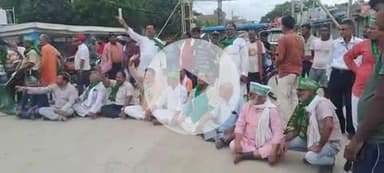 शाहकुंड: शाहकुंड में मतदाता सूची के पुनरीक्षण के विरोध में महागठबंधन के नेताओं ने किया सड़क जाम