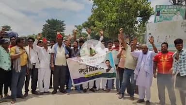 कुरसाकांटा: कुर्साकांटा के हत्ता चौक पर महागठबंधन ने बिहार बंद के तहत जोरदार प्रदर्शन किया, टायर जलाकर आगजनी और नारेबाजी की