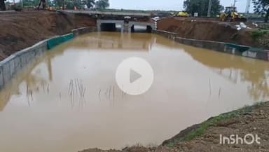 गुना: बारिश में लबालब भरा निर्माणाधीन महूगड़ा रेलवे अंडर ब्रिज, समय सीमा से अधिक होने पर भी काम अधूरा, लोगों में नाराज़गी