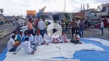 गोरौल: वोटर लिस्ट के पुनरीक्षण के खिलाफ एनएच-22 पर गोरौल चौक पर महागठबंधन ने दिया धरना