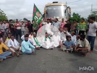 मांझा: मांझा प्रखंड के कोईनी मोड़ पर राजद नेताओं ने किया हाइवे जाम, कई वाहन फंसे