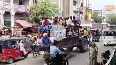 मथुरा: गोवर्धन जाने के लिए ट्रैक्टर ट्रॉलियों पर बांस बल्ली और खाट लगाकर श्रद्धालु कर रहे सफर, वीडियो हुआ वायरल