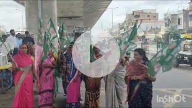 गोपालगंज: शहर के जादोपुर मोड़ पर राजद नेताओं ने किया हाइवे जाम, महिला नेत्रियों ने भी लिया भाग; दुकानें रहीं बंद