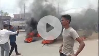 सिलाव: बिहार बंद को सफल बनाने के लिए सिलाव के भुई मोड पर महागठबंधन कार्यकर्ताओं ने टायर जलाकर किया प्रदर्शन