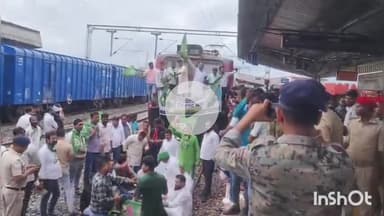 मुंगेर: बिहार बंद को लेकर महागठबंधन कार्यकर्ताओं ने भागलपुर-जयनगर ट्रेन रोकी, रेलवे ट्रैक पर की नारेबाज़ी