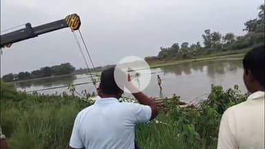 जयसिंहपुर: बिरईपुर नहर पुल के पास अनियंत्रित होकर पलटा लकड़ी लदा पिकअप वाहन, बाल-बाल बचा चालक