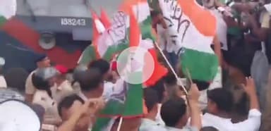 पटना ग्रामीण: सचिवालय हाल्ट पर सांसद पप्पू यादव ने रोकी ट्रेन, इंजन पर चढ़ समर्थकों ने पूछा- क्या हम पाकिस्तानी हैं?