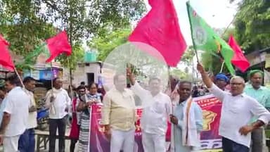 दुल्हिन बाज़ार: दुल्हिन बाजार में राजद गठबंधन के कार्यकर्ताओं ने शान्ति पूर्ण रोड जाम किया