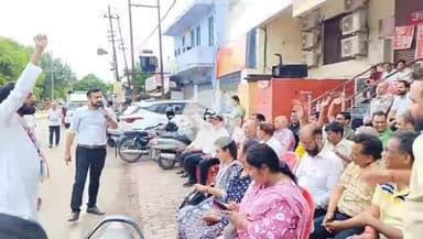 उन्नाव: शहर के हाकिमटोला स्थित पंजाब नेशनल बैंक के बाहर अपनी मांगों को लेकर कर्मचारी हड़ताल पर बैठे