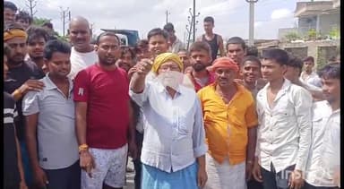 संपतचक: वोटर लिस्ट संशोधन के विरोध में जनकपुर मोड पर बंद समर्थकों ने की आगजनी, यातायात ठप