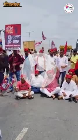 गोपालगंज में चुनाव आयोग के मतदाता पुनरीक्षण कार्यक्रम के विरोध में सड़क पर उतरे महागठबंधन के नेता, हिरासत में लिए गए कई न