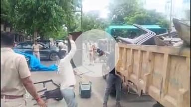 लाडपुरा: नगर निगम के अतिक्रमण दस्ते ने नयापुरा के एमबीएस व जेकेलोन अस्पताल के सामने सड़क पर अवैध अतिक्रमण के खिलाफ कार्रवाई की