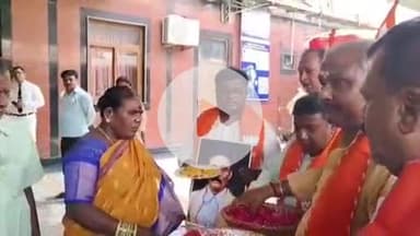 कैंट रेलवे स्टेशन पर बीजेपी कार्यकर्ताओं ने मराठी यात्रियों का फूलों से स्वागत किया