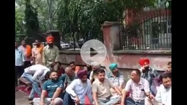 ਜਲੰਧਰ 1: ਪੰਜਾਬ ਰੋਡਵੇਜ਼ ਅਤੇ ਪੀਆਰਟੀਸੀ ਦੇ ਮੁਲਾਜ਼ਮਾਂ ਨੇ ਆਪਣੀਆਂ ਮੰਗਾਂ ਨੂੰ ਲੈ ਕੇ ਦਿੱਤਾ ਧਰਨਾ ਕੀਤੀ ਹੜਤਾਲ