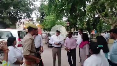 उन्नाव: जिला महिला अस्पताल में उन्नाव डीएम गौरांग राठी ने बच्चों को कई बीमारियों से बचने के लिए पिलाई विटामिन ए की दवा