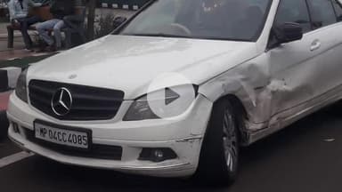 हुज़ूर: भोपाल के अटल पथ पर मर्सिडीज और स्विफ्ट कार की टक्कर, कोई जनहानि नहीं