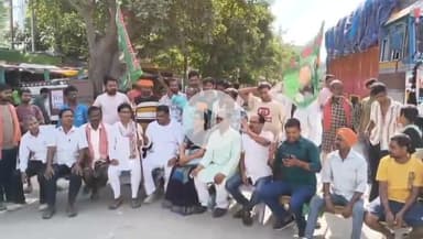 दरभंगा: बिहार बंदी के दौरान RJD कार्यकर्ताओं ने बेला मोड़ के पास सड़क जाम कर किया प्रदर्शन, पुलिस ने किया गिरफ्तार