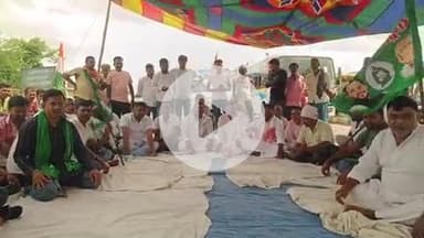 गोरौल: राजद कार्यकर्ताओं ने मतदाता सूची पुनरीक्षण के विरोध में एनएच-22 सड़क मार्ग को गोरौल चौक के पास किया जाम