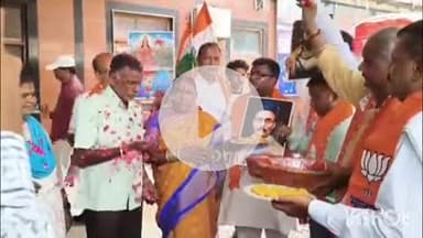 महाराष्ट्र में हिंदी भाषियों पर अत्याचार, बनारस में मराठी यात्रियों का फूलों से हुआ स्वागत