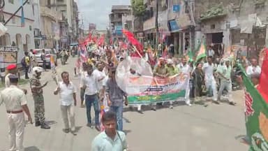 बेतिया: महागठबंधन कार्यकर्ताओं ने बिहार बंद का आह्वान कर एनएच-727 किया जाम