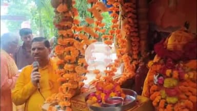 जलेसर: जलेसर क्षेत्र के बेरनी नगला चांद में गायत्री परिवार द्वारा निकाली जा रही ज्योति कलश रथ यात्रा का हुआ भव्य स्वागत