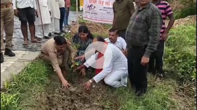 जलेसर: ग्राम पंचायत नीमखेड़ा में जलेसर SDM भावना विमल ने मां के नाम की थीम पर किया वृक्षारोपण, लोगों को किया जागरूक