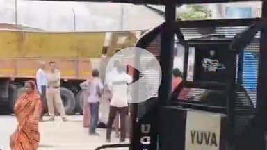 सीतापुर: मालगोदाम में अनियंत्रित ओवरलोड ट्रक की टक्कर से रेलवे माल गोदाम का भारी भरकम गेट गिरा, एक दुकानदार बुरी तरह घायल