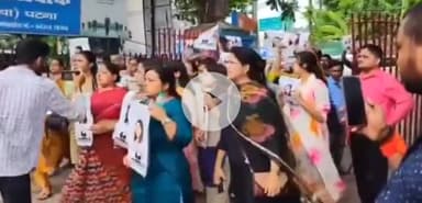 पटना ग्रामीण: डॉ. की पत्नी की मौत पर कोतवाली थाने में छात्राओं का प्रदर्शन, पुलिस कस्टडी में मोबाइल फॉर्मेट होने पर सवाल