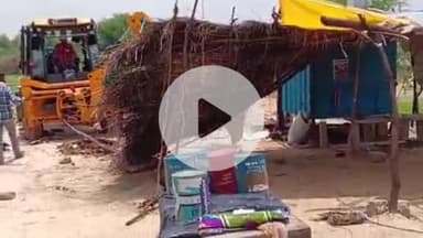 निवाई: गांव भूरटिया में पंचायत प्रशासन ने पुलिस जाप्ते के साथ आबादी क्षेत्र से जेसीबी मशीन द्वारा अतिक्रमण हटाए