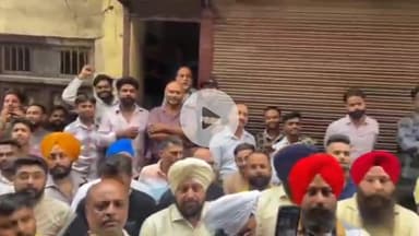 ਜਲੰਧਰ 1: ਜਲੰਧਰ ਦੇ ਫਗਵਾੜਾ ਗੇਟ ਵਿਖੇ ਜੀਐਸਟੀ ਵਿਭਾਗ ਨੇ ਇੱਕ ਦੁਕਾਨ ਤੇ ਕੀਤੀ ਰੇਡ ਦੁਕਾਨਦਾਰਾਂ ਨੇ ਜਤਾਇਆ ਰੋਸ ਕੀਤੀਆਂ ਦੁਕਾਨਾਂ ਬੰਦ