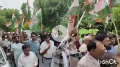 आगरा: शहर में जल भराव की समस्या को लेकर कांग्रेस पार्टी के कार्यकर्ताओं ने नगर निगम में किया जोरदार प्रदर्शन