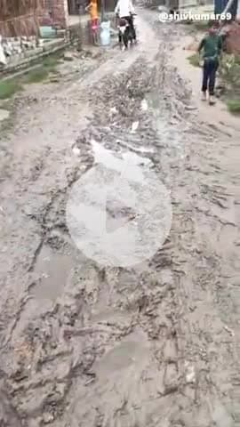 स्कूल के रास्ते पर कीचड़ बनी बच्चों की मुसीबत बिलसंडा विकास खंड के नौआनगला का मामला।