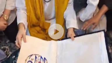 अजमेर: बेंगलुरु की दो बहनों ने 5 साल में लिखी वेलवेट कॉटन पर कुरान शरीफ, अजमेर दरगाह जियारत करने आईं