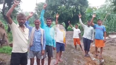 दियोराजपुर में जलभराव को लेकर ग्रामीणों ने प्रधान सचिव के विरुद्ध किया प्रदर्शन लगाया मनमानी करने का आरोप।