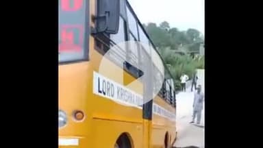 ऊना: समूर कलां में स्कूल बस के नीचे धंसी सड़क, बच्चों में मची चीख-पुकार; सभी बच्चे सुरक्षित