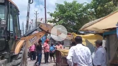 बेतिया: नगर निगम की बड़ी कार्रवाई: ई-रिक्शा पड़ाव स्थल से हटाया गया अतिक्रमण