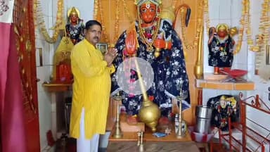 नवाबगंज: जैदपुर के श्री बाला मंदिर में गुरु पूर्णिमा पर्व अभियान के तहत पुजारी को अंग वस्त्र और मिष्ठान देकर सम्मानित किया गया