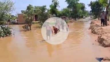 झांसी: ग्राम बसाई में सरकारी विद्यालय जाने का रास्ता बना नहर, तीन फीट तक भरा पानी, बच्चे पानी में डूबकर जा रहे स्कूल