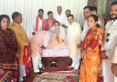 सुल्तानपुर: भाजपाइयों ने उल्लास के साथ गुरु पूर्णिमा का पर्व मनाया, शहर के गोलाघाट स्थित वेदांती आश्रम में संतों को किया सम्मानित